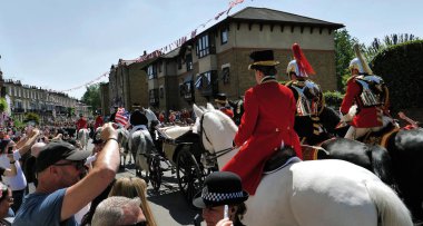 Windsor, İngiltere - 19 Mayıs 2018: Prens Harry, Sussex Dükü ve Meghan, Sussex Düşes bırak Windsor Castle Ascot Landau taşıma sırasında St Georges Şapeli'nde evleniyor sonra bir alay içinde