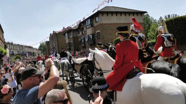 Windsor, İngiltere - 19 Mayıs 2018: Prens Harry, Sussex Dükü ve Meghan, Sussex Düşes bırak Windsor Castle Ascot Landau taşıma sırasında St Georges Şapeli'nde evleniyor sonra bir alay içinde