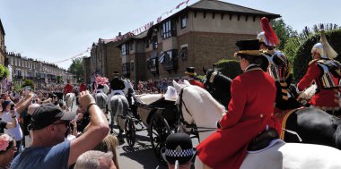 Windsor, İngiltere - 19 Mayıs 2018: Prens Harry, Sussex Dükü ve Meghan, Sussex Düşes bırak Windsor Castle Ascot Landau taşıma sırasında St Georges Şapeli'nde evleniyor sonra bir alay içinde