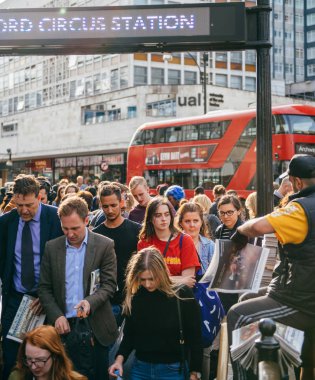 London, Büyük Britanya - 18 Mayıs 2018: Eski sirk İstasyonu adam dağıtma son fren kraliyet düğünü haber aracılığıyla özgür baskı-in akşam Standart gazete bir gün düğün öncesi basın