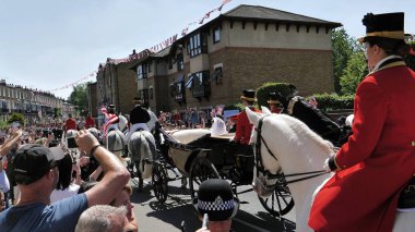Windsor, İngiltere - 19 Mayıs 2018: Prens Harry, Sussex Dükü ve Meghan, Sussex Düşes bırak Windsor Castle Ascot Landau taşıma sırasında St Georges Şapeli'nde evleniyor sonra bir alay içinde