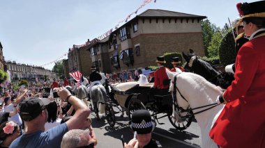 Windsor, İngiltere - 19 Mayıs 2018: Prens Harry, Sussex Dükü ve Meghan, Sussex Düşes bırak Windsor Castle Ascot Landau taşıma sırasında St Georges Şapeli'nde evleniyor sonra bir alay içinde