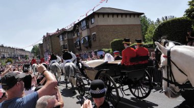 Windsor, İngiltere - 19 Mayıs 2018: Prens Harry, Sussex Dükü ve Meghan, Sussex Düşes bırak Windsor Castle Ascot Landau taşıma sırasında St Georges Şapeli'nde evleniyor sonra bir alay içinde