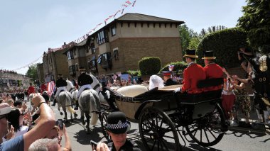 Windsor, İngiltere - 19 Mayıs 2018: Prens Harry, Sussex Dükü ve Meghan, Sussex Düşes bırak Windsor Castle Ascot Landau taşıma sırasında St Georges Şapeli'nde evleniyor sonra bir alay içinde
