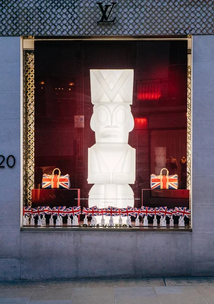 ロンドン イギリス 2018 ヴィトンは ハリー王子の王室の結婚式を祝う Meghan マークル アニメーション英国ユニオン ジャックと彼らの店舗の旗艦店にフラグを設定 — ストック写真