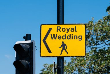 Royal düğün kutlamaları sırasında sokak tabelası düğün