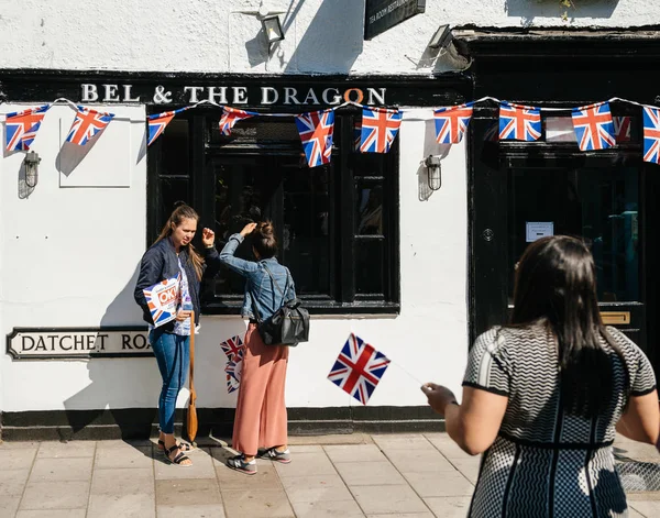 Biorąc zdjęcie przed pub w Windsor — Zdjęcie stockowe