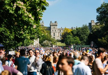 Royal Düğün atmosferde Windsor Kalesi ve binlerce