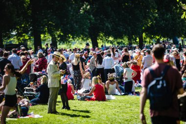 Kraliyet düğünü için bekleyen Windsor kalabalık Royal Düğün atmosferde