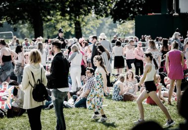 Windsor kızlar eğleniyor Royal Düğün atmosferde 