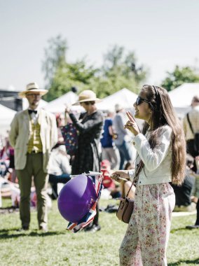Windsor yan görünüm, kız poz Royal Düğün atmosferde 