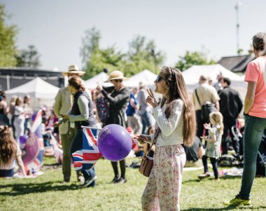 Windsor yan görünüm, kız poz Royal Düğün atmosferde 