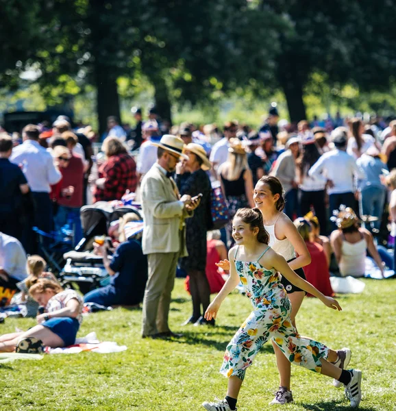 Royal Wedding atmosphere in Windsor girls having fun — Stock Photo, Image