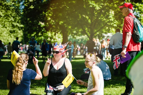 Royal Wedding atmosphere in Windsor fun park lawn — Stock Photo, Image