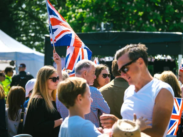 Royal Wedding atmosphere in Windsor waving royal flag — Stock Photo, Image