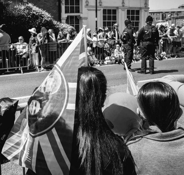 Atmosfera casamento real em Windsor mulher com bandeiras — Fotografia de Stock