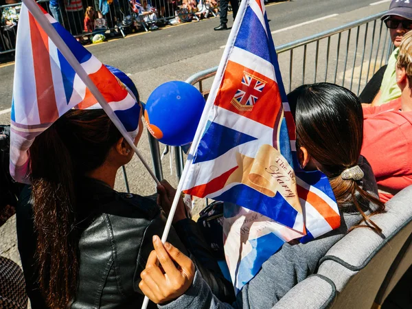 Royal Wedding atmosphere in Windsor female flags, woman — Stock Photo, Image