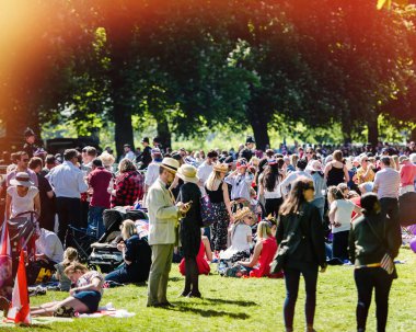 Yeni evliler için bekleyen Windsor Royal Düğün atmosfer