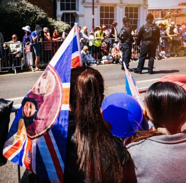 Windsor kadın bayrakları ile Royal Düğün atmosferde 
