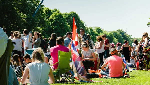 Ambiente de boda real en Windsor esperando pareja real — Foto de Stock