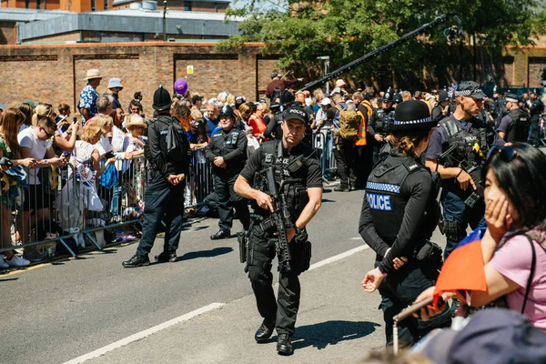 Royal Wedding atmosphere in Windsor with police rifle surveillan — Stock Photo, Image