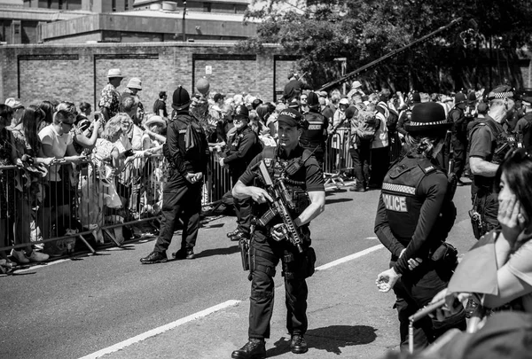 Royal Wedding atmosphere in Windsor with police rifle surveillan — Stock Photo, Image