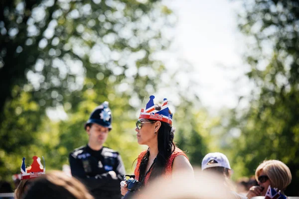 Royal Wedding atmosphere in Windsor woman with crown — Stock Photo, Image