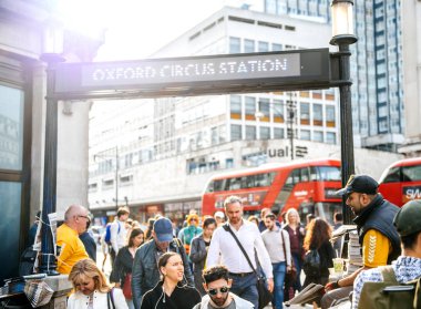 Gazete dağıtım Oxford Circus İstasyonu 