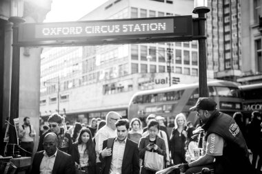 Gazete dağıtım Oxford Circus İstasyonu 