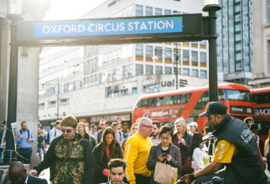 Gazete dağıtım Oxford Circus İstasyonu 