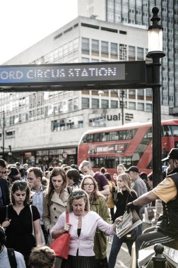 Gazete dağıtım Oxford Circus İstasyonu 