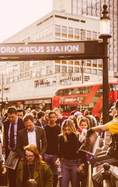 Gazete dağıtım Oxford Circus İstasyonu 