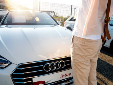 Audi lüks Alman otomobil için alışveriş kadın