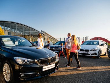 Yeni Bmw sigorta primi sedan araba galerisinde alışveriş kadın