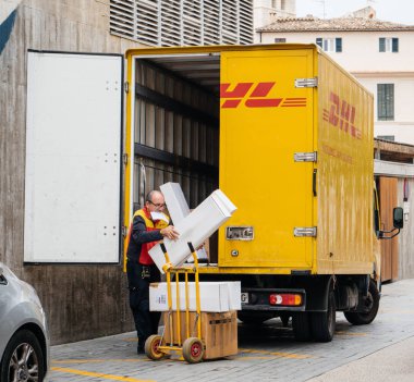 Üst düzey alt Dhl parsel Merkez Meydanı'nda kamyondan boşaltma