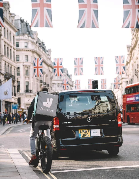 Deliverro dostawy żywności w Londynie podczas Royal Wedding Regent St — Zdjęcie stockowe