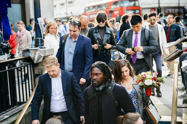 Azalan sinematik Oxford Circus İstasyonu insanlar — Stok fotoğraf