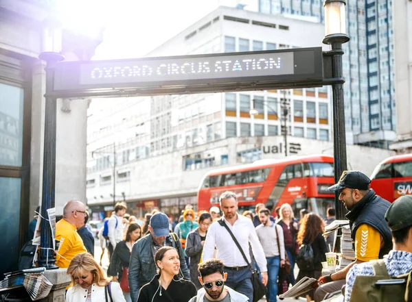 Dystrybucji gazety stacji Oxford Circus — Zdjęcie stockowe