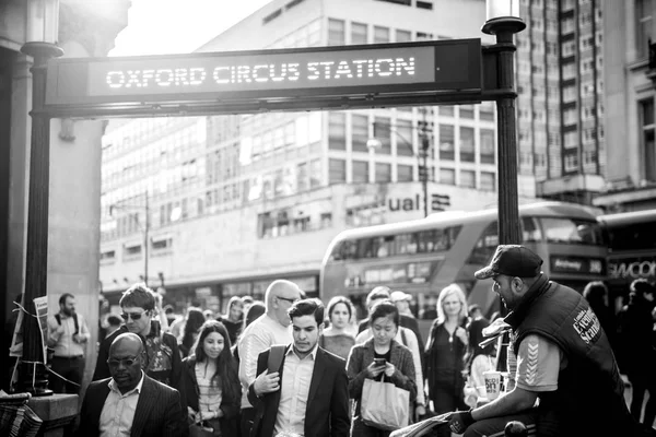 Newspaper distribution  Oxford Circus Station — Stock Photo, Image