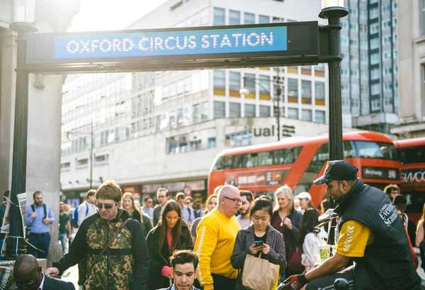 Tidningsdistribution Oxford Circus Station — Stockfoto