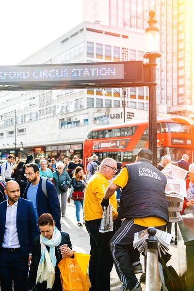 Distribución de periódicos Oxford Circus Station — Foto de Stock