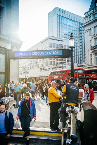 Gazete dağıtım Oxford Circus İstasyonu — Stok fotoğraf