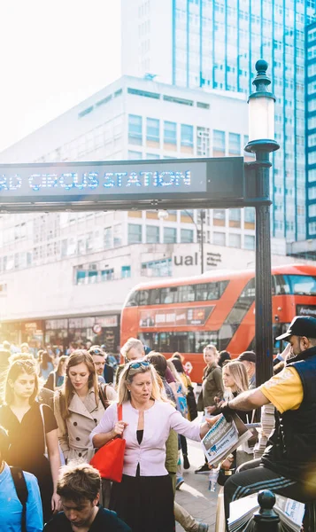 Распространение газет Oxford Circus Station — стоковое фото