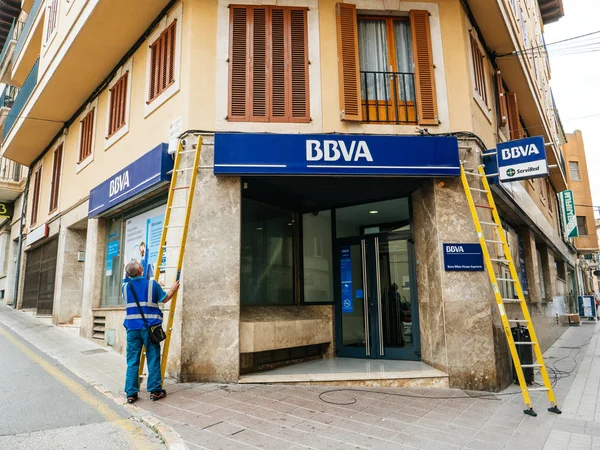 Worker cleaning the facade of the Spanish BBVA — Stock Photo, Image