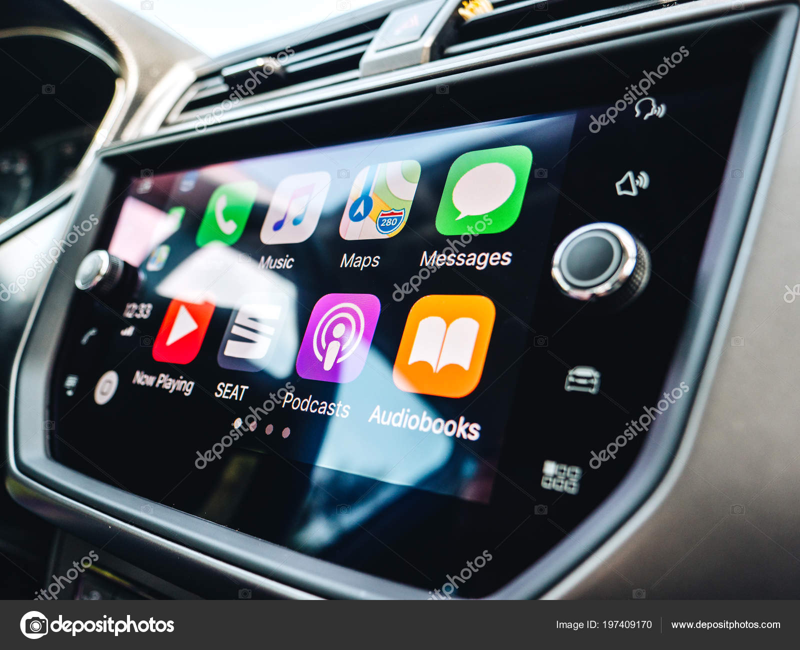 Voiture moderne avec écran Apple CarPlay — Photo éditoriale