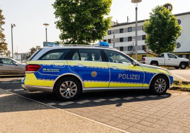 Baden, Almanya - 11 Mayıs 2018: Polizei polis arabası Mercedes-Benz mavi araba park önünde Karlsruhe Baden-Baden'daki Havaalanı IATA: Fkb, ICAO: Edsb