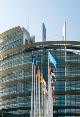 Avrupa Parlamentosu Fransa'nın Strasbourg kentinde güneşli bahar günü para cezası üstünde bina Louise Weiss avluda sallayarak tüm Avrupa Birliği ülkelerinin bayrakları ile bina cephe