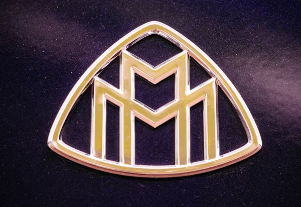 Insignia del logotipo de Maybach Mercedes en una carrocería — Foto de Stock