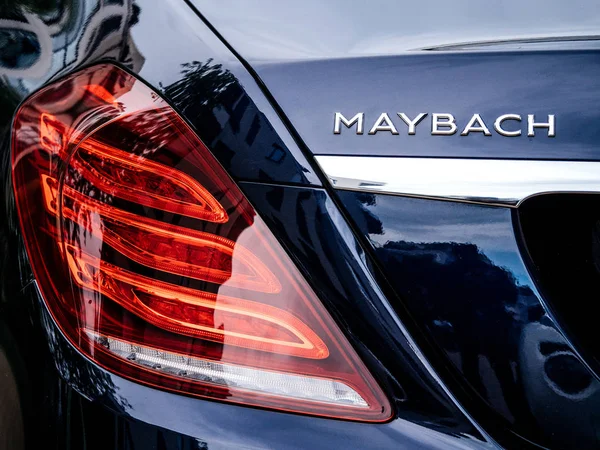 Задній вид Maybach розкішний автомобіль на вулиці — стокове фото