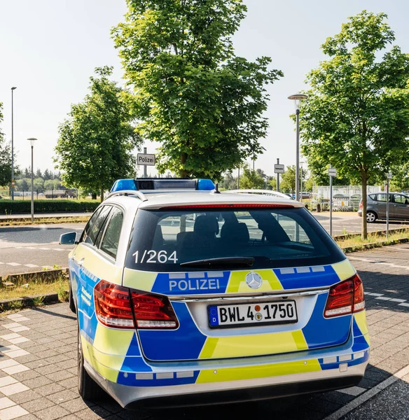 Policía alemana de Polizei Mercedes-Benz coche aparcado en el aeropuerto — Foto de Stock